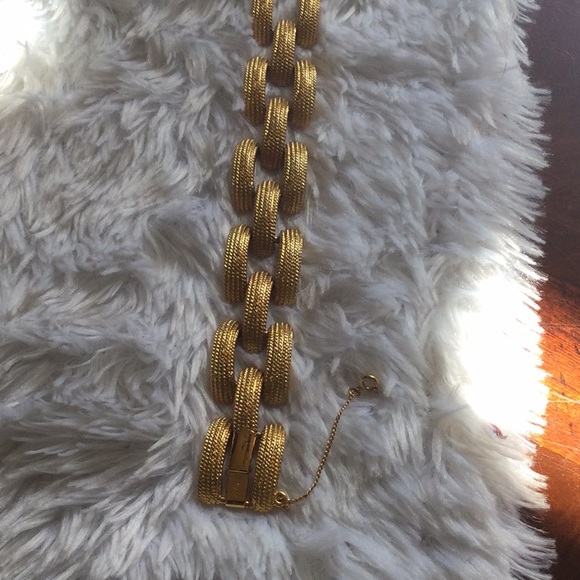 Gold tone 7 1/2” braclet by Monet - Picture 6 of 8